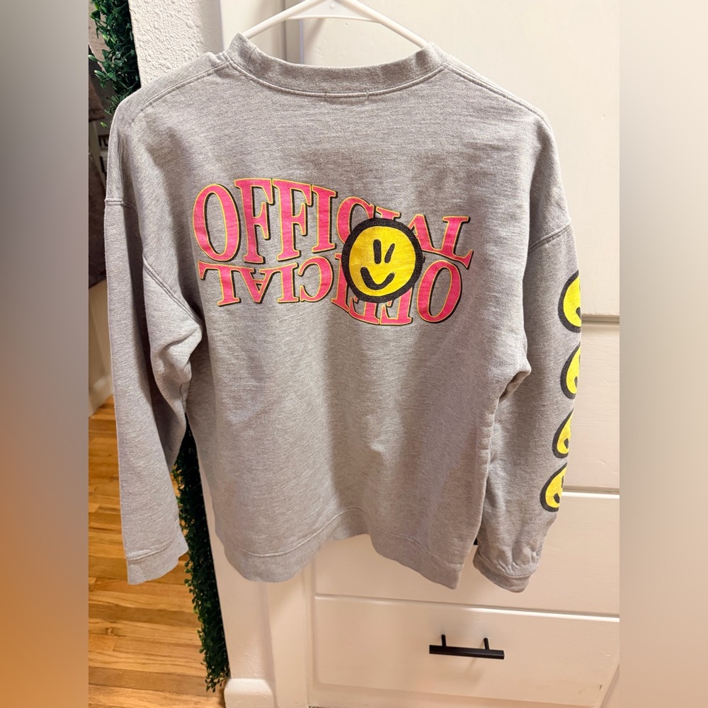 Boohoo Light Gray Smiley Face Crewneck Sweater Distressed